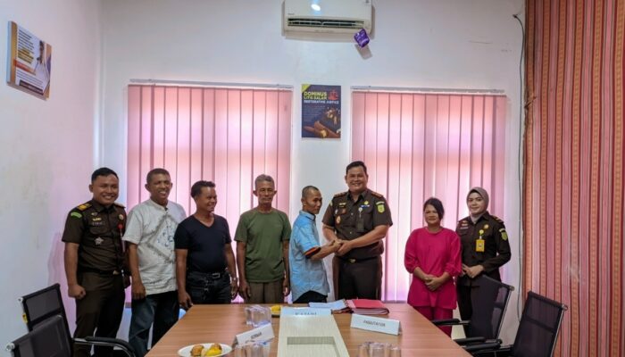 Tim Jaksa Penuntut Umum Kejaksaan Negeri Aceh Singkil Melaksanakan Penghentian Penuntutan Berdasarkan Keadilan Restoratif